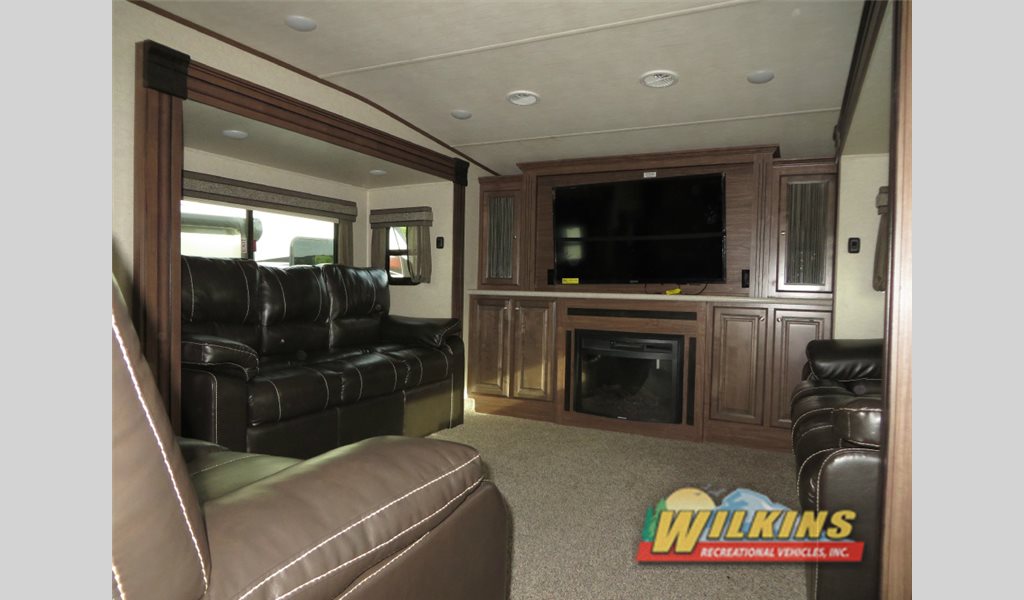 Heartland Elkridge Fifth Wheel Interior